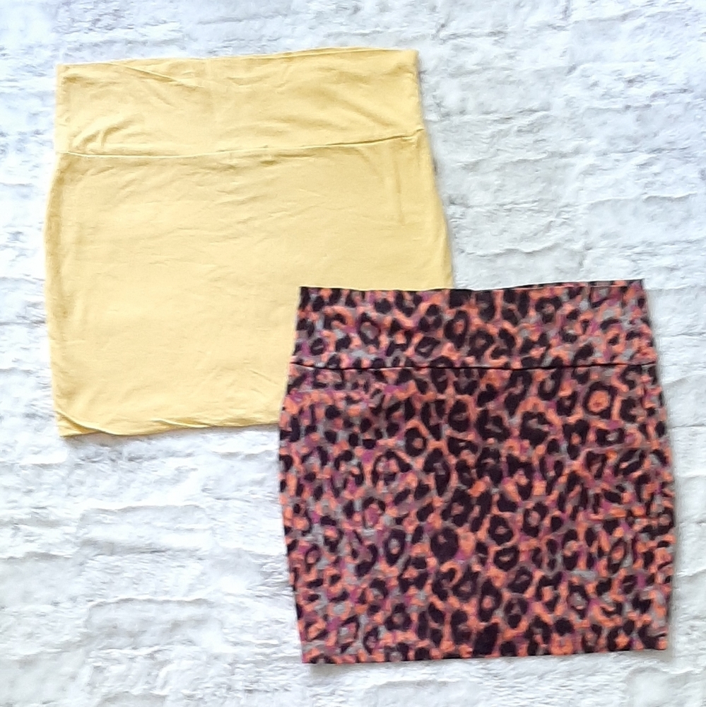 Wet Seal stretch mini animal print yellow skirts. Size M.